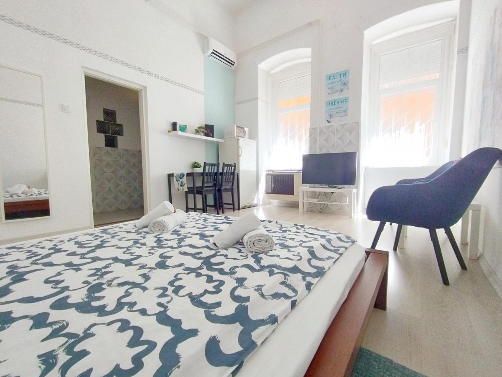 Free Parking Garage! Downtown Apartment Close To New York Cafe Budapest Kültér fotó